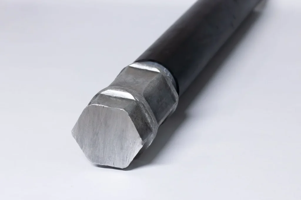 Corte transversal em um terminal de alumínio – instalado em um cabo também de alumínio