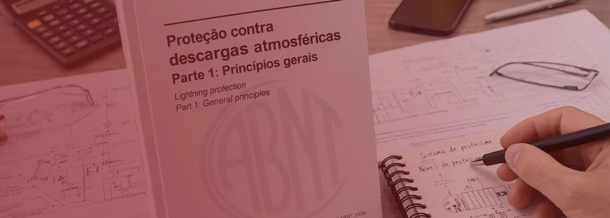 A imagem diz respeito à capa da NBR 5419 posicionada sobre uma mesa. Descubra a atualização dessa norma ocorrida em março de 2026. Saiba mais no blog da INTELLI!